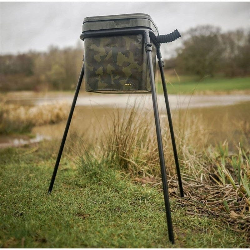 Avid Carp Lokdown Bucket Stand