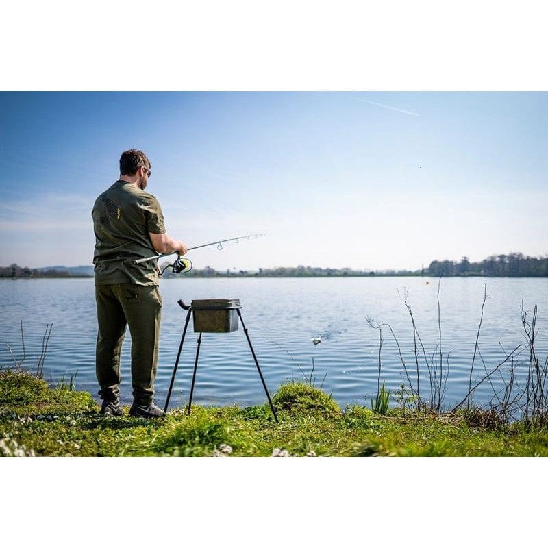 Avid Carp Lokdown Bucket Stand